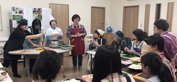参加者がテーブルを囲んでキンパを作っている様子